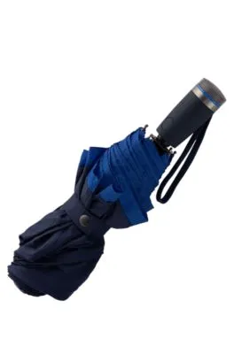 Pocket umbrella with blue border